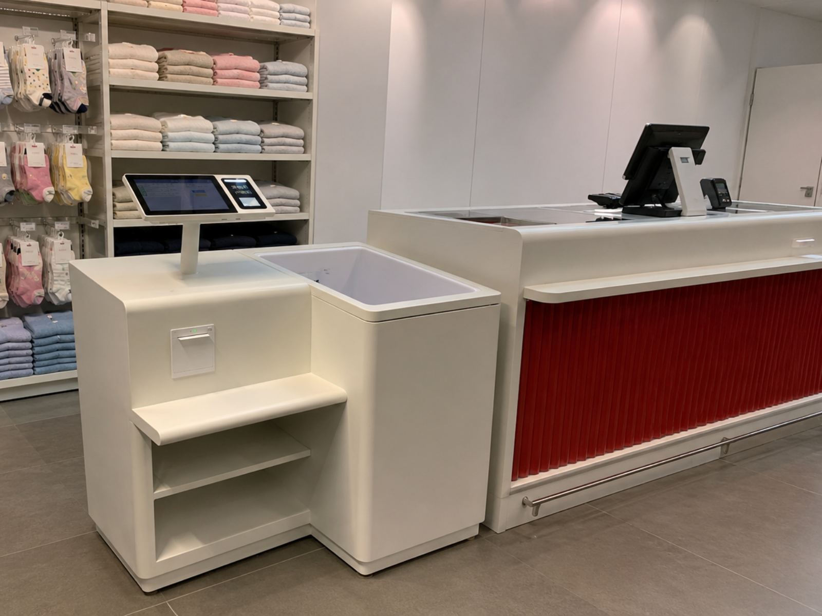 RFID solutions for a large-format fashion hypermarket Retail RFID solutions for a large-format fashion hypermarket