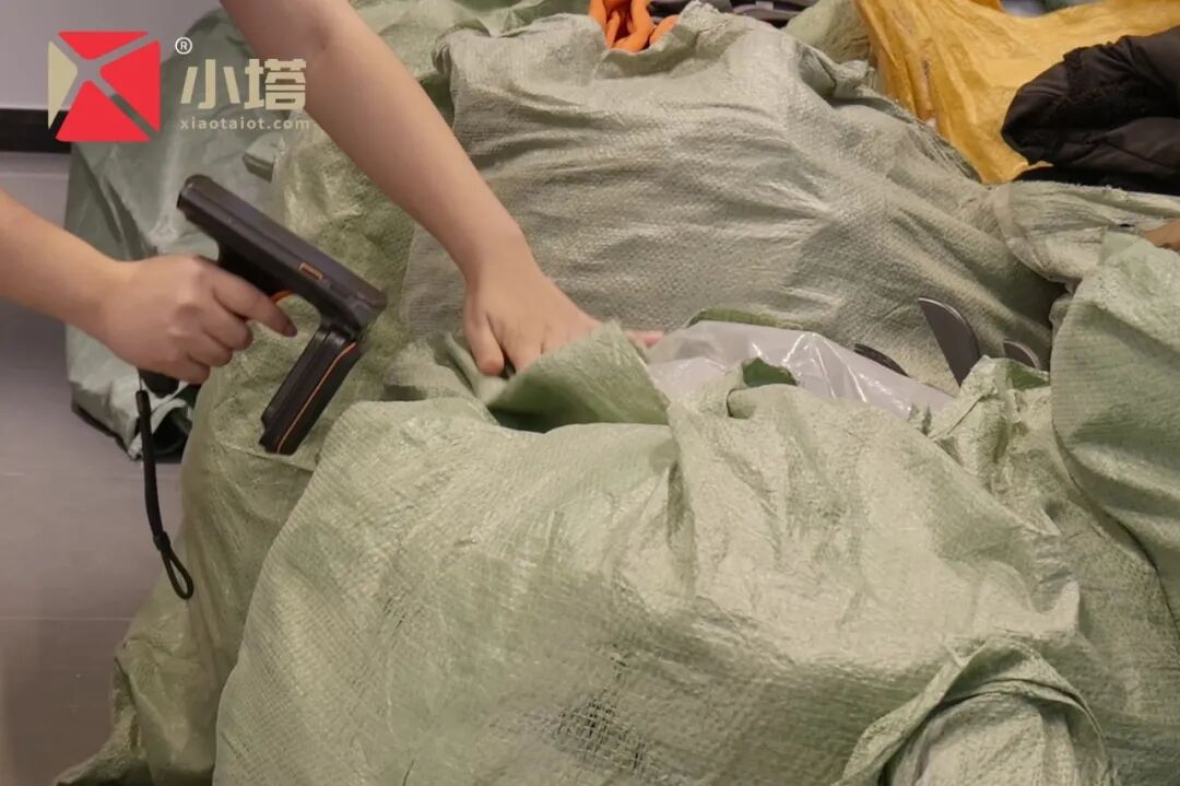 30万件库存，有10万SKU的服装仓储怎么管？大体量RFID落地，拼的是适配能力与服务闭环